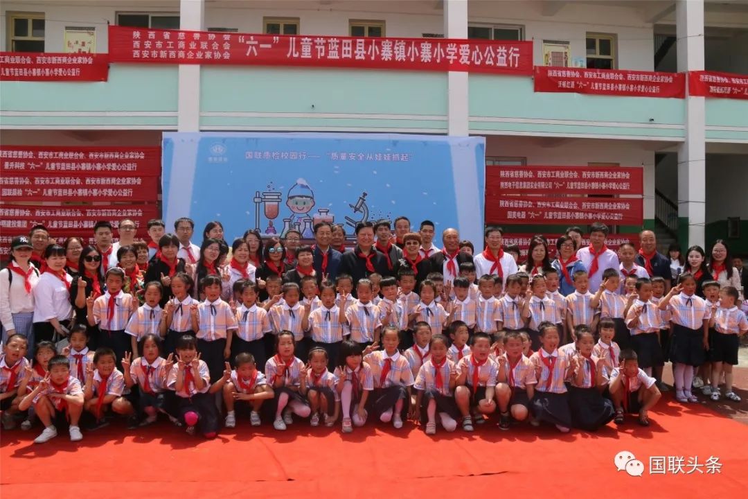 JDB�����ʼ�Я�ֶ����ҵ��չ����һ����ͯ�ڰ��Ĺ������˶�